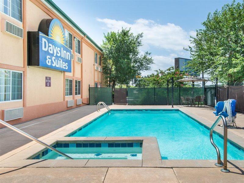 Days Inn & Suites By Wyndham Wichita Eksteriør bilde