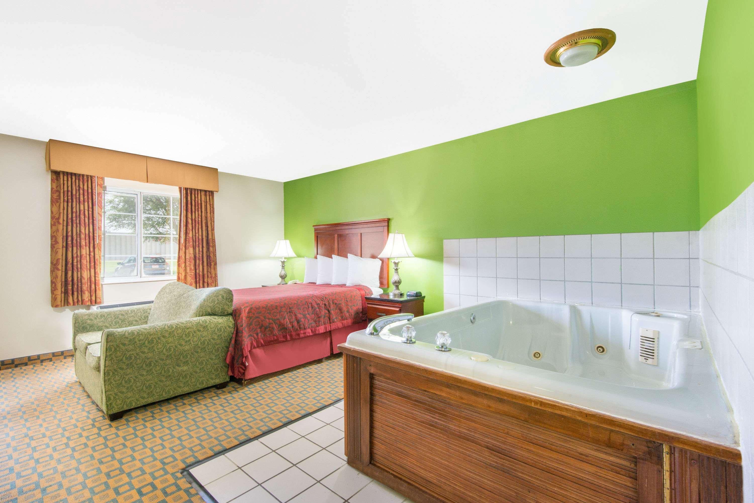 Days Inn & Suites By Wyndham Wichita Eksteriør bilde