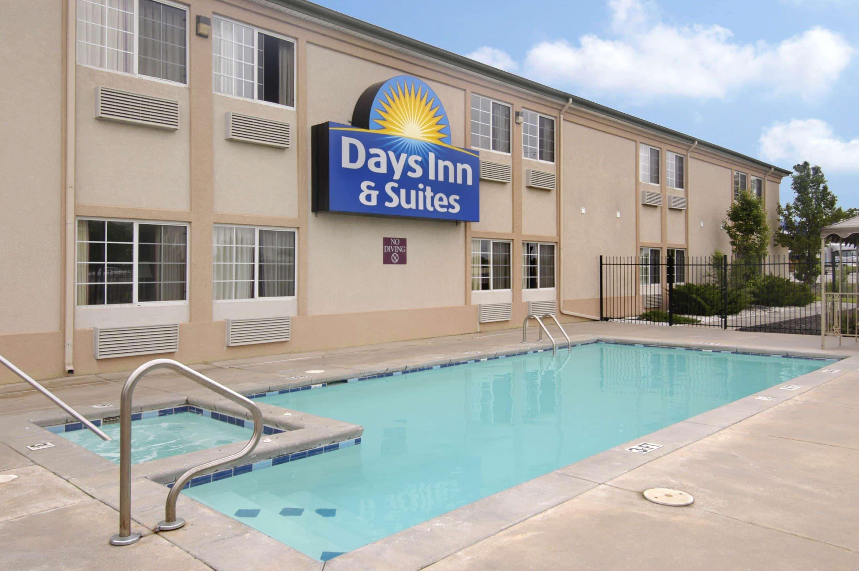 Days Inn & Suites By Wyndham Wichita Eksteriør bilde