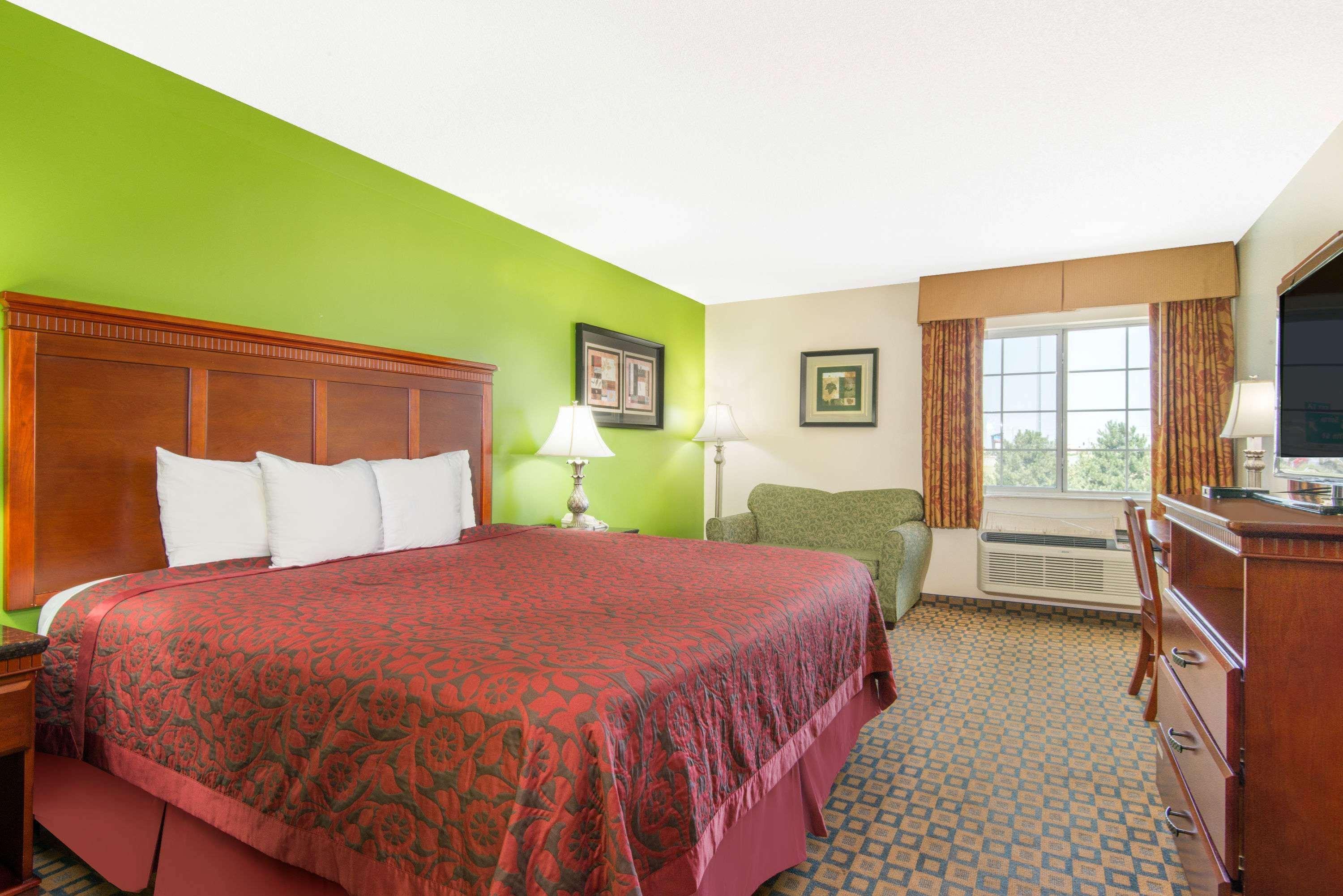 Days Inn & Suites By Wyndham Wichita Eksteriør bilde