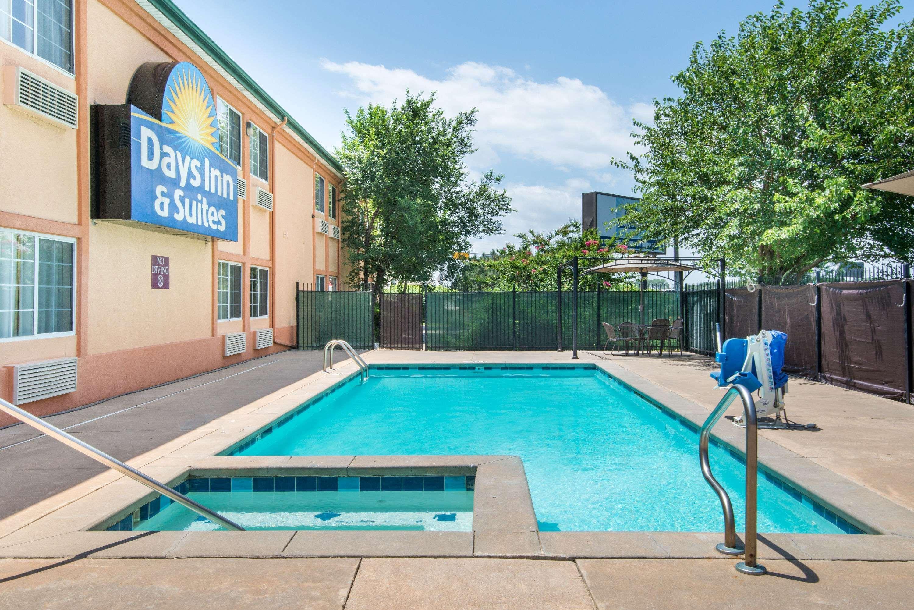 Days Inn & Suites By Wyndham Wichita Eksteriør bilde