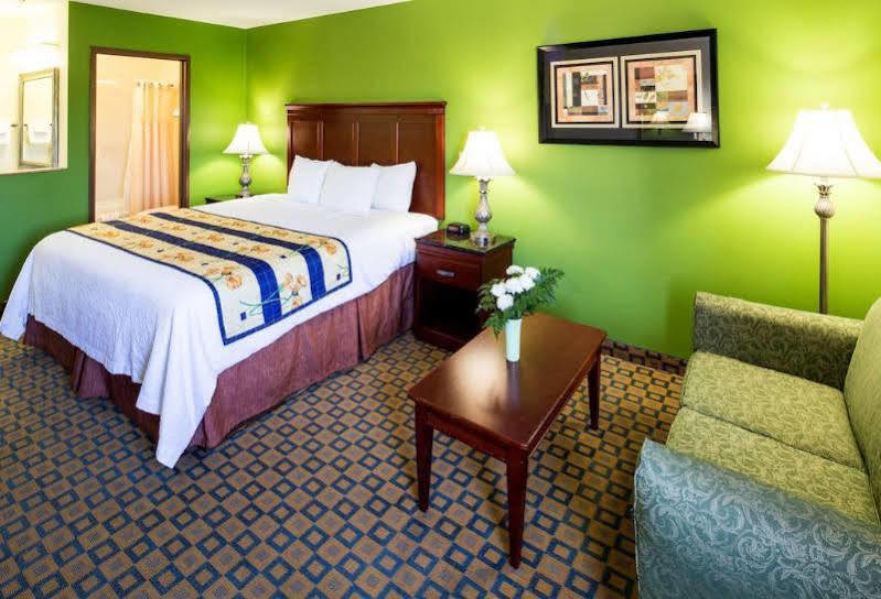 Days Inn & Suites By Wyndham Wichita Eksteriør bilde